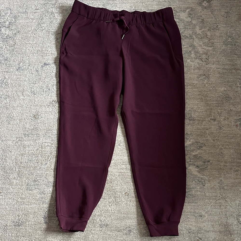 Lululemon women On The Fly Jogger
Size 10
Color:burgundy